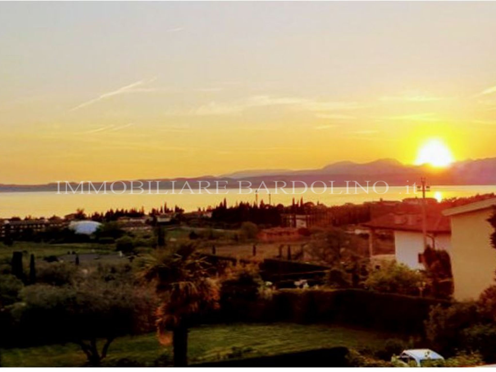 Villa divisa in 5 appartamenti con vista Lago